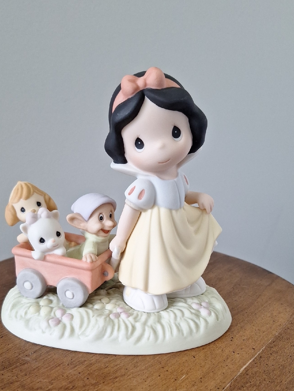 Precious Moments Disneys Snow White Pulling Wagon NIB/NWT